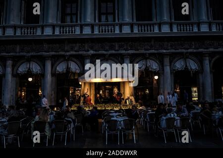 Músico delante del café Florian de la plaza de San Marcos en Venecia. Foto de stock