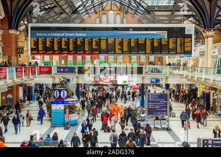 Vestíbulo de la estación de Liverpool Street panorama mostrando viajeros mirando las llegadas/junta de salida para los horarios de trenes, Londres, Inglaterra Foto de stock