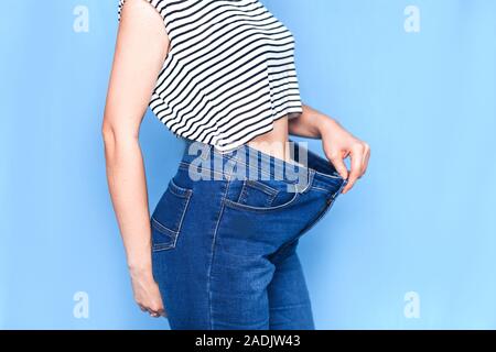 Cuerpo de mujer skinny jeans pantalones flojos Fotografía de stock - Alamy
