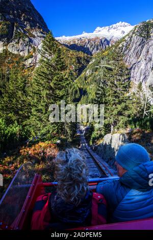 HANDEGG, SUIZA - Octubre 2019 - Gelmerbahn cerca del Grimselpass Gelmersee, en los Alpes Suizos, Suiza, en el Oberland bernés en Suiza. Foto de stock