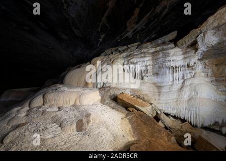 Interior de gran cueva con estalactitas y estalagmitas, la Chapada Diamantina, en Bahía, Brasil Foto de stock