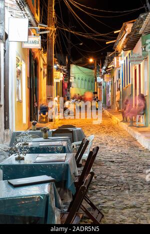 Las mesas del restaurante por la noche, en el centro histórico de la pequeña aldea, la Chapada Diamantina, en Bahía, Brasil Foto de stock