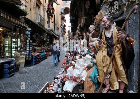 Nápoles, Italia. Via San Gregorio Armeno, famosa por sus figuras de personajes y belenes napolitanos. Foto de stock