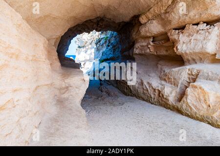 Vista lateral de la ronda de entrada al túnel singular mar cueva de roca maciza en Tropea ciudad, cerca de la famosa playa de la Rotonda. En la costa del mar Tirreno Southe