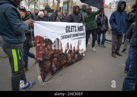 París, Francia 05 de diciembre de 2019 : un 'Gilets Noirs' (negro) confiere a los manifestantes durante una 'Gilets Jaunes' (chalecos amarillos) protesta. Foto de stock