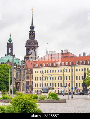 Postplatz con Dresdner Zwinger, el edificio Taschenbergpalais y la torre del Castillo de Dresde en Dresde Sajonia Alemania. Foto de stock