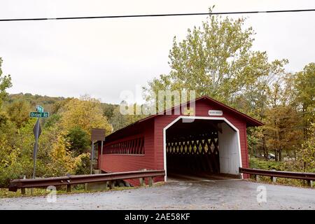 Burt Henry puente cubierto en un frío día de otoño, en la ciudad de Nueva Inglaterra de Bennington, Vermont Foto de stock