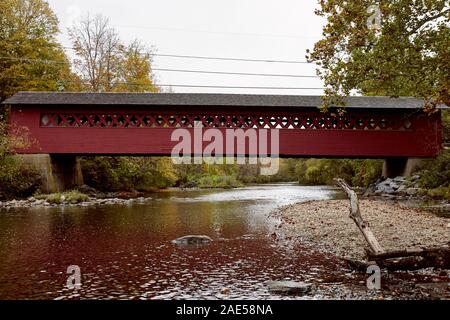 Puente Cubierto Burt Henry en un frío día de otoño en la ciudad de Nueva Inglaterra de Bennington, Vermont. Vermont, EE. UU Foto de stock