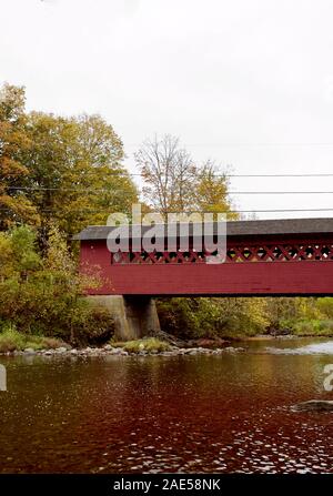 Puente Cubierto Burt Henry en un frío día de otoño en la ciudad de Nueva Inglaterra de Bennington, Vermont. Vermont, EE. UU Foto de stock
