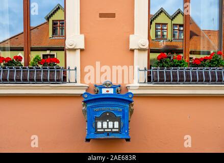 Buzón postal azul en un edificio en Tangmünde Sajonia-Anhalt Alemania. Foto de stock