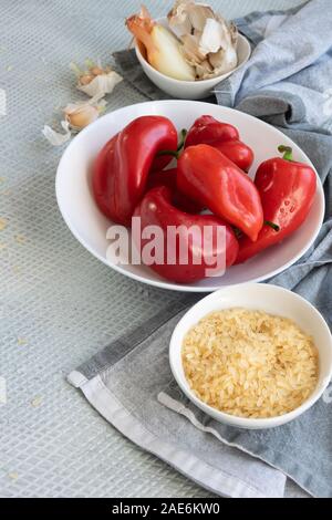 Preparación de pimientos rojos rellenos con arroz y verduras. Vegetariano vegano comer alimentos saludables. Foto de stock