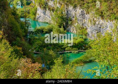 Lagos inferiores cañón del parque nacional de los Lagos de Plitvice (Plitvička jezera), un parque nacional de Croacia Foto de stock
