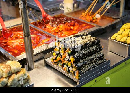 Gimbab, comida callejera coreana hecha de arroz cocido y varios otros ingredientes, enrollado en algas secas venta en Busan, Corea del Sur. Similar a la Japane Foto de stock