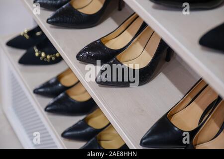 Gimnasia Walter Cunningham consenso Zapatos en exhibición en tienda barata fotografías e imágenes de alta  resolución - Alamy