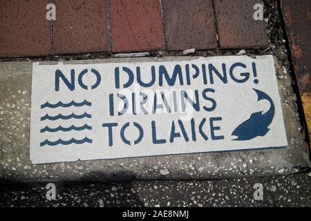Drenaje de agua de lluvia con ningún dumping drena el lago de firmar en acera Kissimmee Florida usa Foto de stock