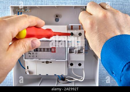 Instalación de cuadro eléctrico doméstico o caja de fusibles con fusibles  automáticos. un reparador dejó una herramienta de trabajo en una centralita  o tablero de distribución. instalación de disyuntores en cableado  doméstico.