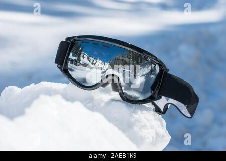 Acercamiento De Las Gafas De Esquí De Una Mujer Con El Reflejo De