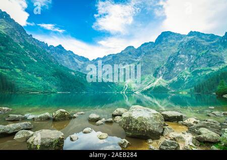 Morskie Oko, montañas Tatra, en Polonia. El Ojo del Mar Lago en Altas Tatras, Polonia lateral del macizo