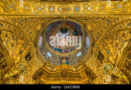 Finamente ornamentada cúpula dorada en la Basílica de San Juan de Dios en Granada, Andalucía, España. Junio-03-2019