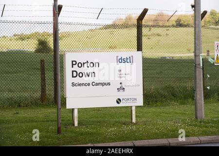 La entrada de Porton Down en el hogar del Ministerio de Defensa británico de Defensa del Laboratorio de Ciencia y Tecnología (Dstl), donde el veneno utilizado en t Foto de stock