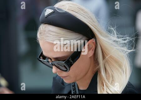 Milán, Italia - 20 de septiembre de 2019: Mujer con negro de Prada y diadema  de Yves Saint Laurent gafas de sol antes de Sportmax Fashion Show, la moda  de Milán Fotografía