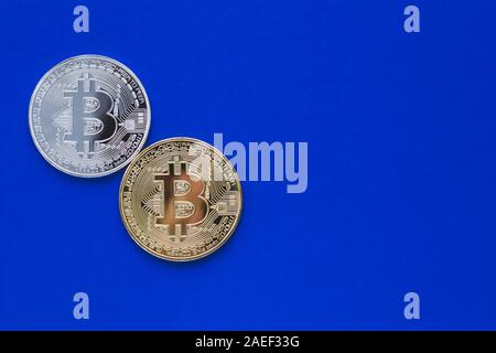 Dos bitcoins sobre fondo azul oscuro. Dinero Virtual, cryptocurrency. Concepto de e-commerce. Blockchain, minería internacional