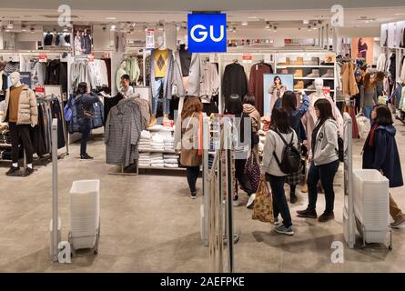 mimar sanar Presta atención a Marca de ropa japonesa GU tienda y los clientes ven en Hong Kong Fotografía  de stock - Alamy