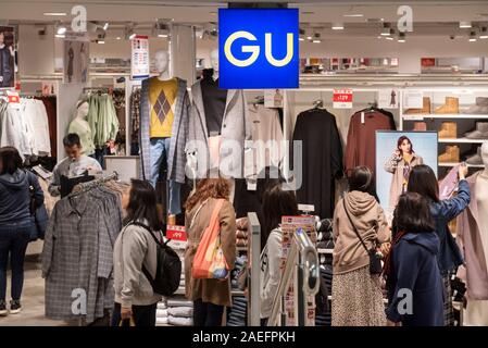 Marca ropa japonesa GU tienda y los clientes ven en Kong Fotografía de stock - Alamy