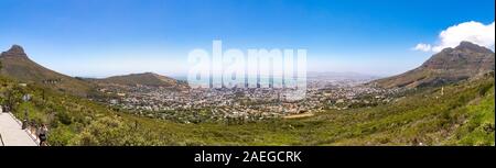 Vista panorámica de Ciudad del Cabo, Devil's Peak, Lion's Head y Signal Hill en un día soleado, Sudáfrica Foto de stock