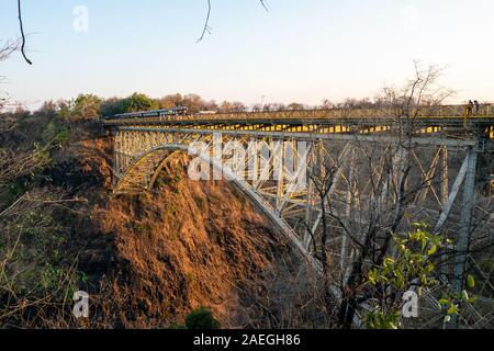 El Puente de Victoria Falls marca la frontera entre Zambia y Zimbabwe en África austral