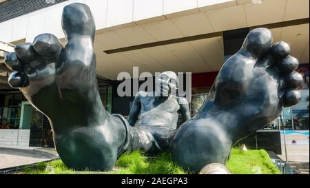 Bigfoot estatua de Idan Zareski delante de Bocagrande Square Mall (Centro Comercial) Foto de stock