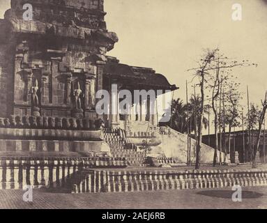 Linneo callos, Tanjore - Gran Pagoda, entrada hacia el exterior, marzo-abril 1858: Gran Pagoda de Tanjore, entrada mirando hacia afuera; marzo-abril 1858 Foto de stock
