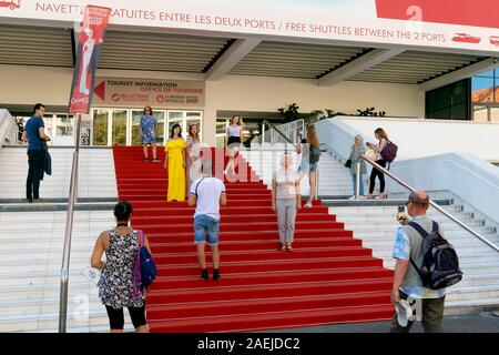Los turistas posando en la alfombra roja, el Palais des Festivals, el Boulevard de la Croisette, Cannes, Provenza, Francia, Europa