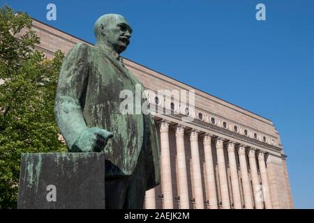 Estatua de Finlandia el tercer presidente ehr Evind Svinhufvud fuera del edificio del parlamento de Helsinki, Helsinki, Finlandia, Escandinavia, Europa Foto de stock