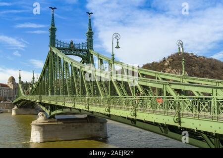 BUDAPEST, HUNGRÍA - Marzo 2019: El Puente de la libertad o el Puente de la libertad, como también se la conoce, que cruza el río Danubio en Budapest
