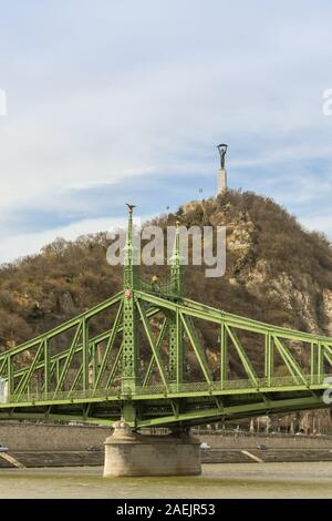 BUDAPEST, HUNGRÍA - Marzo 2019: El Puente de la libertad o el Puente de la libertad, como también se la conoce, que cruza el río Danubio en Budapest.
