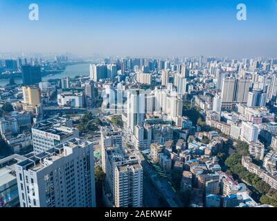 La fotografía aérea de la bulliciosa de altos edificios en las ciudades asiáticas Foto de stock
