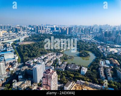 La fotografía aérea de la bulliciosa de altos edificios en las ciudades asiáticas y verde Parque Central Foto de stock