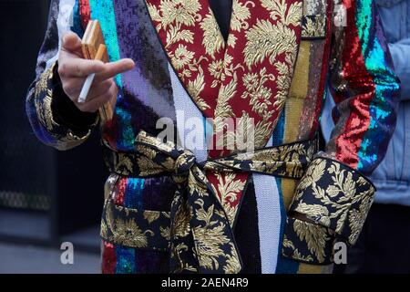 Milán, Italia - 22 de septiembre de 2019: Una mujer con aretes con  coloridas joyas Chanel y Louis Vuitton sunglasess antes de Gucci Fashion  Show, la moda de Milán Fotografía de stock - Alamy