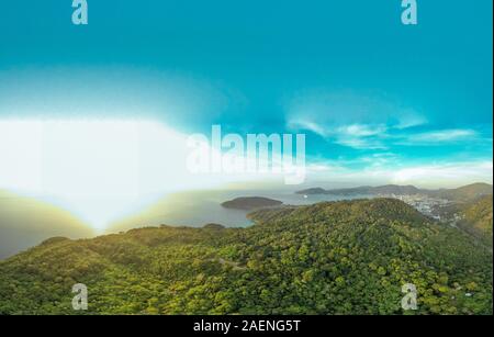 Los bosques tropicales, el azul del mar y la vida de la ciudad en la isla de Phuket, Tailandia vuelo Drone