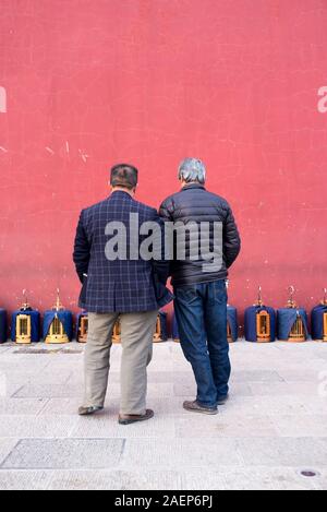 Marzo 8, 2019: dos ancianos hombres vendiendo el canto de los pájaros en el mercado chino Jianshui, Yunnan, China Foto de stock