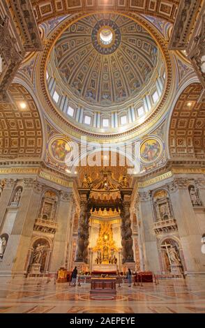 Interior de la Basílica de San Pedro, en Roma, Italia Foto de stock