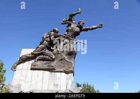 Monumento a los partisanos Dirigidos por Enver Hoxha que mataron a 60 soldados alemanes en 1943, en una emboscada al sur de Erseke en Albania meridional Foto de stock