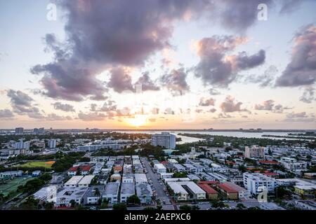 Miami Beach Florida, North Beach, horizonte urbano, tejados, Biscayne Bay, puesta de sol, FL190920182