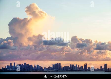 Miami Beach Florida, North Beach, horizonte urbano del centro de Miami, puesta de sol, nubes, Biscayne Bay, vista aérea desde arriba,FL191025021