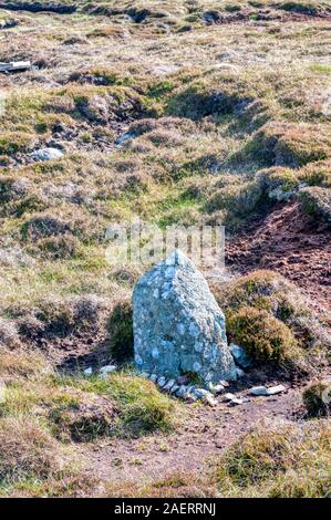 Stone marcando el lugar de entierro del hombre en Gunnister Gunnister en Northmavine, Shetland. Detalles en la descripción. Foto de stock