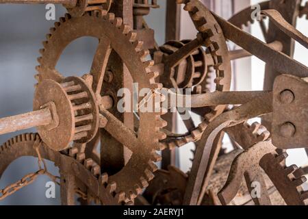Batalha rusty clockwork rueda dentada del motor que se utiliza para alimentar el campanario Foto de stock
