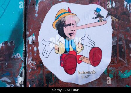 Mural que Boris Johnson como Pinocho refiriéndose a él como un mentiroso en Shoreditch East London Foto de stock