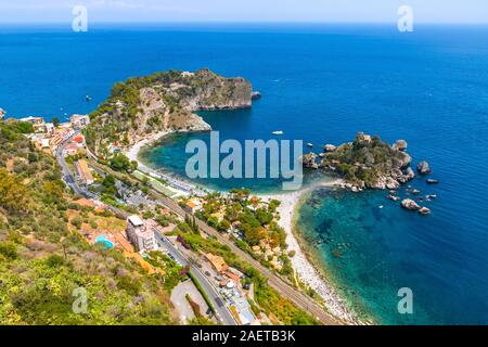 Vista aérea de la isla Isola Bella y la playa de Taormina, Sicilia, Italia. Costa Jónica. Isola Bella (Sicilia Bedda: Isula), también conocida como La Perla o Foto de stock