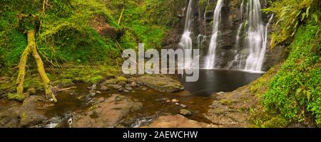 La Ess-Na-Crub cascada En Glenariff Forest Park en el norte de Irlanda.